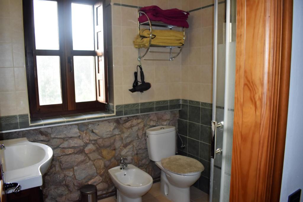 Baño completo con bidet e instalaciones modernas